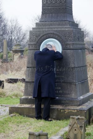 derek acorah beyond the grave 221a.jpg